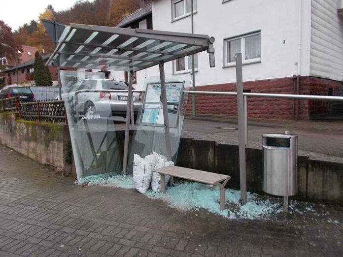 Die Bushaltestelle ist stark beschädigt