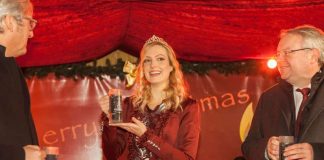 Die neue Glühweinprinzessin Laura Vogt bei der Präsentation des diesjährigen Glühweinglases mit Weihnachtspyramide (links Jochen Partsch, rechts André Schellenberg). (Foto: Darmstadt Marketing)
