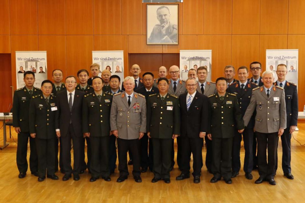 Die Teilnehmer des Sicherheitspolitischen Seminars beim obligatorischen Gruppenfoto. (Foto: Zentrum Innere Führung/Schönbrodt)