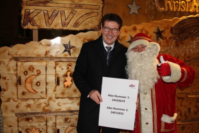 Dr. Alexander Pischon, KVV-Geschäftsführer, mit dem „fliegenden Weihnachtsmann“ (Foto: KVV)