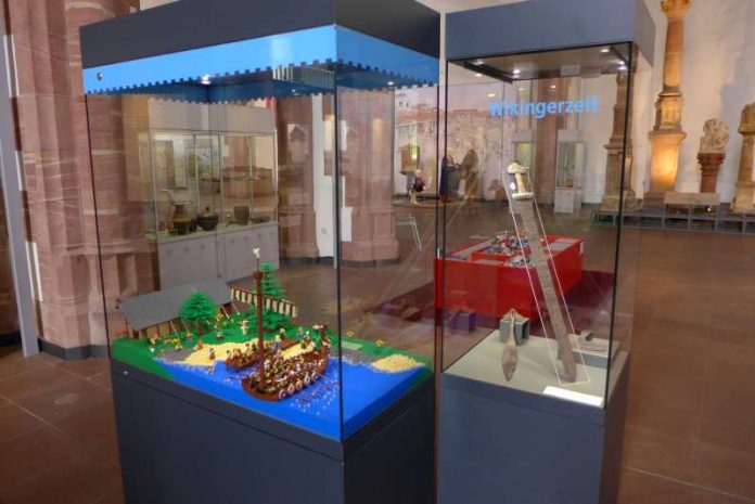 Blick in die Ausstellung 'LEGO Zeitreise' im Archäologischen Museum (Foto: Archäologisches Museum Frankfurt)
