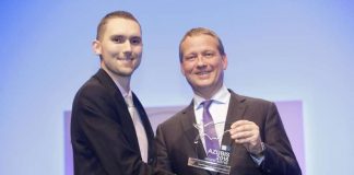 Präsident Eric Schweitzer überreichte Manuel Müller in Berlin die Auszeichnung zum bundesweit besten Azubi 2016 im Beruf Fahrradmonteur. (Foto: DIHK)