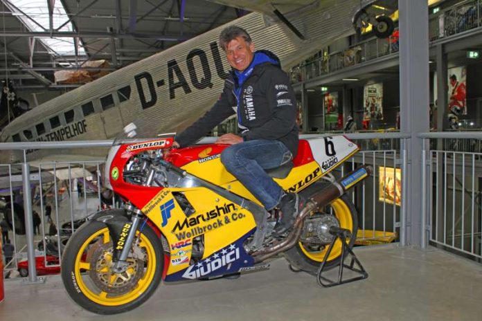 Der Superbike-Meister von 1986 Michael Galinski auf seiner ehemaligen Honda im Technik Museum in Speyer (Foto: Andreas Stier)