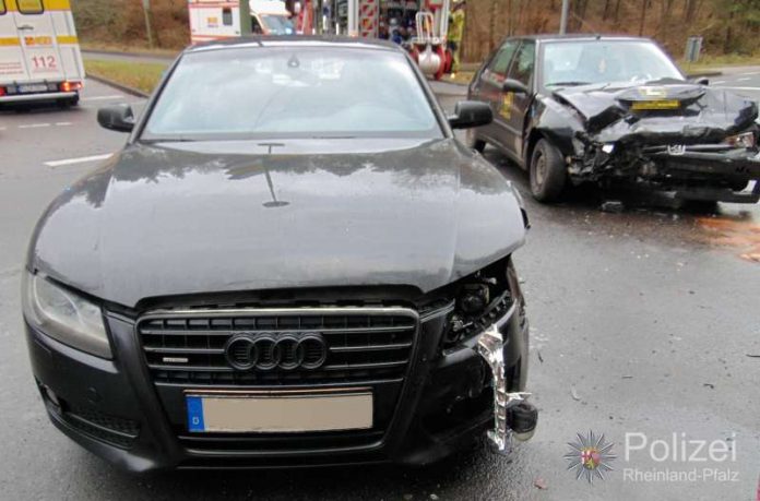An dem Audi brach bei der Kollision die Vorderachse und der Motorblock wurde beschädigt - vermutlich wirtschaftlicher Totalschaden. (Foto: Polizei)