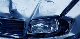 Symbolbild Verkehrsunfall, Auto, Scheinwerfer, Blau © on Pixabay