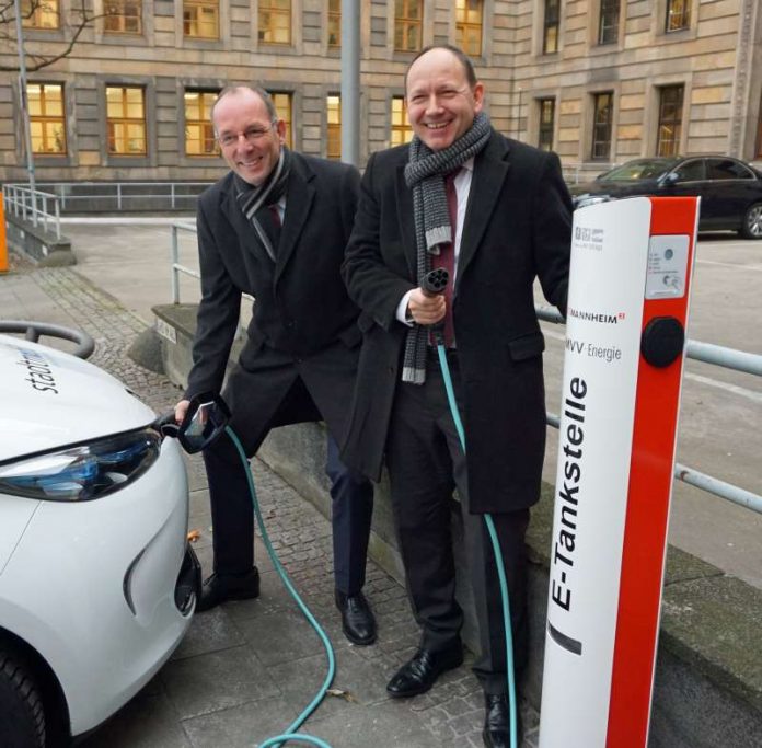 Mit einer ersten Ladung nehmen Erster Bürgermeister Christian Specht und Ralf Klöpfer, Vertriebsvorstand MVV Energie AG, die neue E-Tankstelle in Betrieb (Foto: Stadt Mannheim)