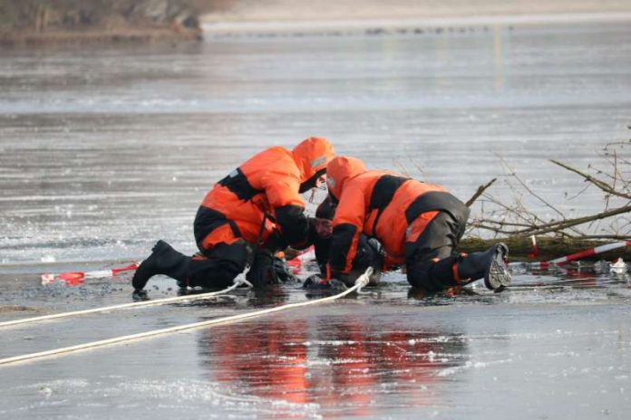 Person wird aus Wasser gerettet (Foto: Feuerwehr Speyer)