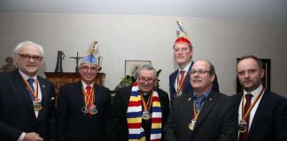 Minister Lewentz (2.v.l.), Kardinal Lehmann (m.) und Oberbürgermeister Ebling (3.v.r.) bei der Verleihung des Fastnachtsordens (Foto: Stephan Dinges)
