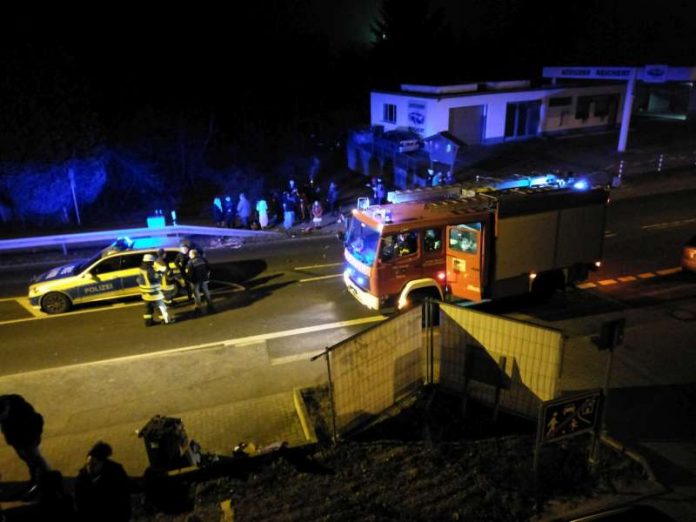 Einsatz in Sulzbach: Fahrzeuge an der B 3 (Foto: Feuerwehr)