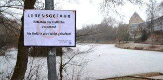 Aufgrund der zu dünnen Eisschicht wird der Schwanenweiher nicht zum Schlittschuhlaufen freigegeben und das Betreten der Eisfläche verboten. Die Stadtverwaltung bittet die Bürgerinnen und Bürger um Beachtung. (Foto: Stadt Landau in der Pfalz)