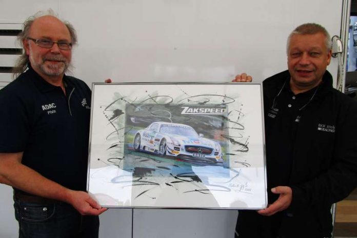 Künstler Walter-Heinz Glaß aus Lambrecht überreicht Zakspeed-Teamchef Peter Zakowski (rechts) ein Gemälde vom siegreichen Mercedes-AMG der Saison 2015 (Foto: Michael Sonnick)