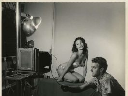 Peter Gowland fotografiert Model Mara Corday, ca. 1950 (Foto: Peter Gowland / Zephyr