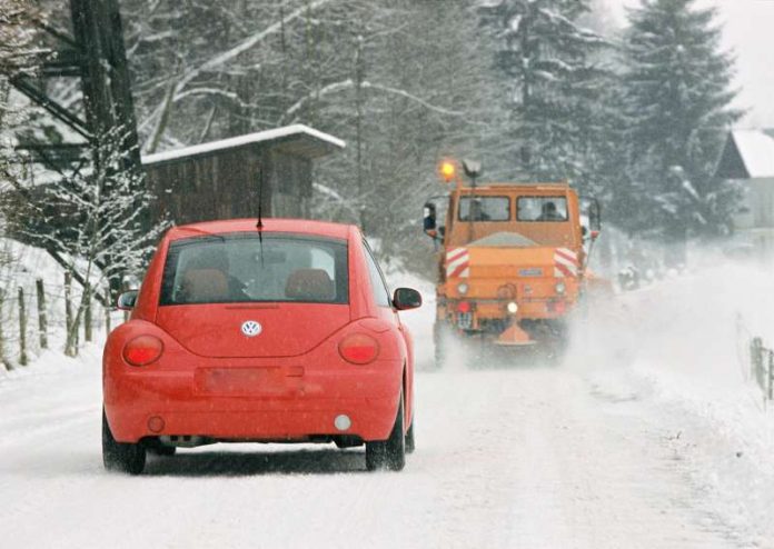 Autofahrer sollten Räumfahrzeugen Platz machen, zurückhaltend fahren und auf keinen Fall durch riskantes Überholen die Arbeit der Schneepflüge behindern. (Foto: ADAC)