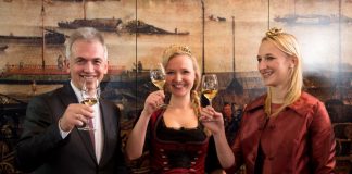 Inthronisierung der Frankfurter Weinkönigin Marilen I. mit Stephanie Kopietz und OB Peter Feldmann (Foto: Salome Roessler)