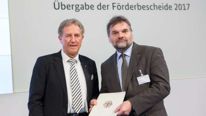 Staatssekretär Norbert Barthle und Bürgermeister Ingo Röthlingshöfer bei der Übergabe der Förderbescheide in Berlin (Foto: BMVI)