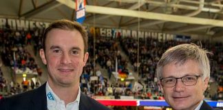 Daniel Hopp (li.), Geschäftsführer der Adler Mannheim, und Dr. Georg Müller freuen sich über das gute Ergebnis der Maimarkt-Aktion von MVV Energie (Foto: Sportfoto / Soerli Binder)