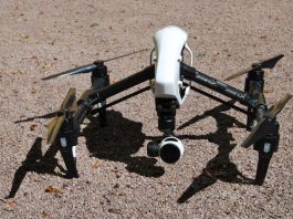 Große Drohne mit Kamera am Boden