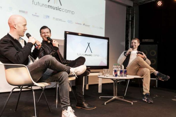 Steffen Geldner beim Keynote-Interview mit Glasperlenspiel / Future Music Camp 2015 (Foto: Popakademie)