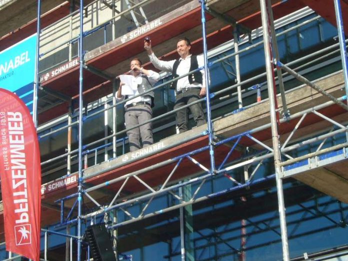 Bauleiter Max Kunkel (links) und Polier Uwe Boos sagten den traditionellen Richtspruch auf (Foto: Hannes Blank)