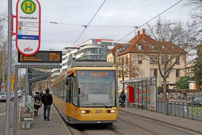 Die Trambahnen der Linie 4 geben ab morgen auf ihren Matrix-Anzeigen bei Fahrten zur Europäischen Schule wieder die „Waldstadt“ als Fahrziel an (Foto: VBK)