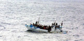 Flüchtlinge versuchen mit einem Boot Europa zu erreichen