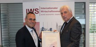 Dr. Rudolf Irmscher (links) und Peter Nußbaum bei der Urkundenübergabe zum “Senator of International Economics”. (Foto: Stadtwerke)