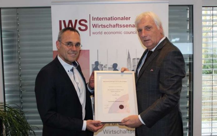 Dr. Rudolf Irmscher (links) und Peter Nußbaum bei der Urkundenübergabe zum “Senator of International Economics”. (Foto: Stadtwerke)