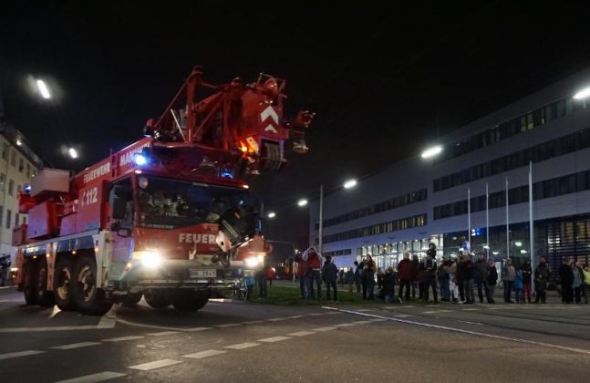 Unter dem Applaus der Zuschauer kommen die Fahrzeuge an der neuen Hauptfeuerwache an (Foto: Stadt Mannheim)