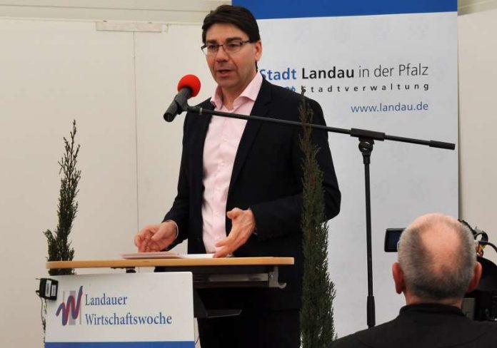 Die Landauer Wirtschaftswoche sei ebenso Schaufenster der Region wie Plattform überregionaler Angebote, betonte Oberbürgermeister Thomas Hirsch in seiner Eröffnungsrede in Halle 8 auf dem Messegelände. (Foto: Stadt Landau in der Pfalz)