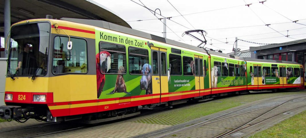 Ein tierischer Hingucker: Neu gestaltete Stadtbahnen werden nun für einen Besuch des Karlsruher Zoos (Foto: Timo Deible / Zoologischer Stadtgarten Karlsruhe)