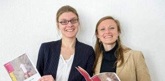 Das Handbuch „Frau und Karriere“ gibt es jetzt auch in Papierform: Marie-Luise Löffler (links) und Eugenia Bösherz vom Amt für Chancengleichheit der Stadt Heidelberg präsentieren die Broschüre. (Foto: Philipp Rothe)