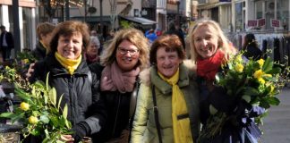 Unterstützt von der städtischen Gleichstellungsbeauftragten Evi Julier (2.v.l.) haben die Mitglieder des Zonta-Clubs Landau/Südpfalz auch in diesem Jahr in der Landauer Fußgängerzone gelbe Rosen für den guten Zweck verkauft. (Foto: Stadt Landau in der Pfalz)
