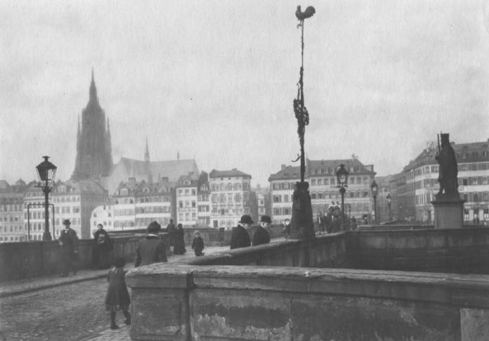 Brückenkreuz mit dem goldenen Hahn, genannt Brickegickel, auf der Alten Brücke (Foto: Institut für Stadtgeschichte Frankfurt)