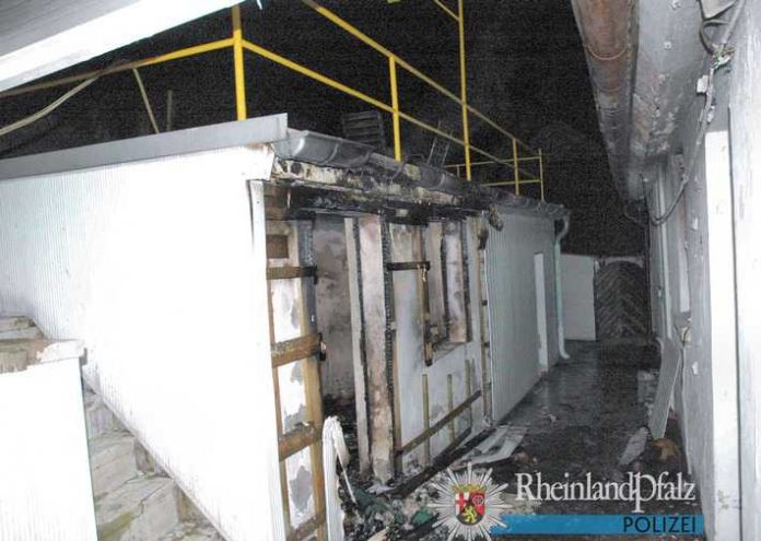 Das Nebengebäude, das eigentlich nur als Abstellplatz benutzt wird, wurde durch das Feuer teilweise zerstört.