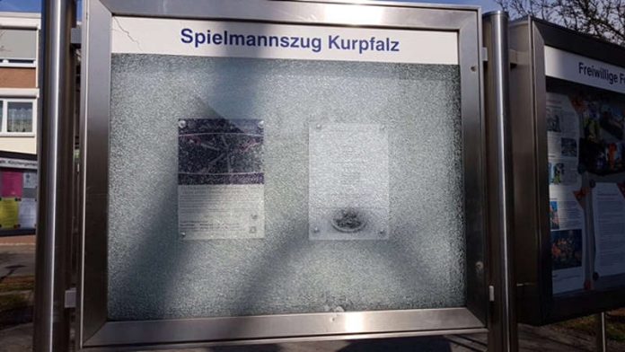 Der Vereinsschaukasten wurde beschädigt (Foto: Spielmannszug Kurpfalz Oppau)