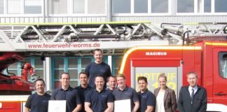 Jördis Gluch (re) von der Unfallkasse Rheinland-Pfalz gratulierte den Feuerwehrleuten der Wachabteilungen Worms und überreichte ihnen Urkunden und Schecks. (Foto: Feuerwehr Worms)