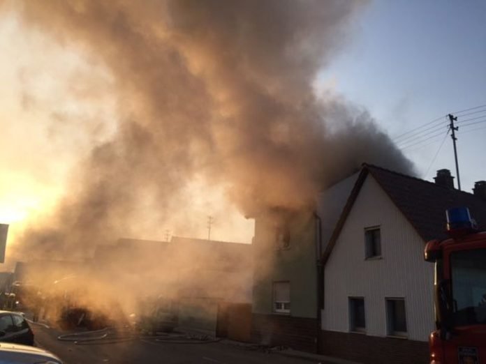 Dachstuhlbrand in der Maudacher Straße (Foto: Polizei RLP)