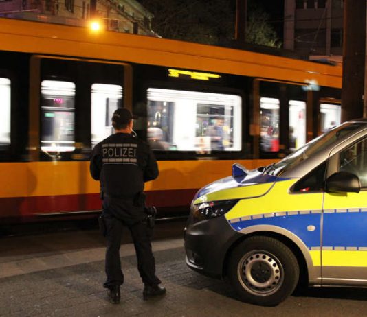 Zur Stärkung des subjektiven Sicherheitsgefühls führten die Verkehrsbetriebe und das Polizeipräsidium Karlsruhe gestern Abend eine weitere Schwerpunktkontrolle durch (Fotos: VBK)