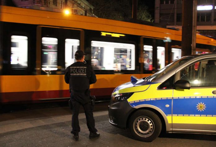 Zur Stärkung des subjektiven Sicherheitsgefühls führten die Verkehrsbetriebe und das Polizeipräsidium Karlsruhe gestern Abend eine weitere Schwerpunktkontrolle durch (Fotos: VBK)