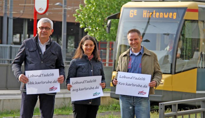 Sigurd Kohler, Esther Patruno und Thomas Seitz (v.l.n.r.) von der Kundenbetreuung freuen sich über konstruktive Rückmeldungen von Fahrgästen an die neuen E-Mail-Anschriften (Foto: KVV)