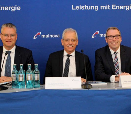 Der Vorstandsvorsitzende der Mainova AG Dr. Constantin H. Alsheimer und die beiden Mainova-Vorstandsmitglieder Norbert Breidenbach und Lothar Herbst. (Foto: Mainova AG)