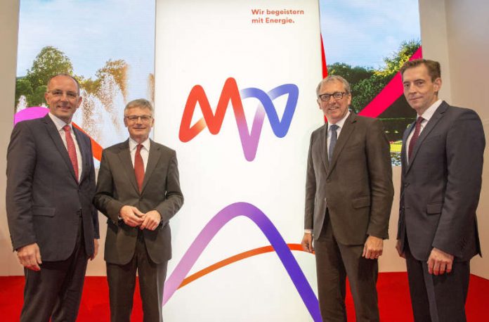 Auf dem Maimarkt präsentierte der MVV-Vorstand mit Mannheims Oberbürgermeister Dr. Peter Kurz (2. v.re.) den neuen Markenauftritt der MVV. (Foto: MVV-Pressebild)