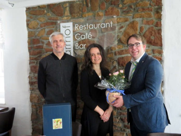 Die neuen Inhaber Tanja Kuhn und Peter Anslinger mit Ersten Beigeordneten Tobias Meyer (Foto: Gemeindeverwaltung Haßloch)