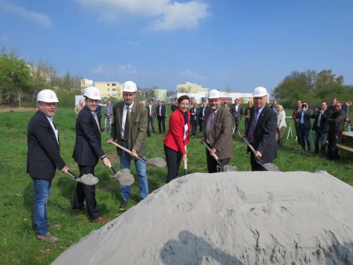 Der offizielle Spatenstich für den Bau von neuen Sozialwohnungen, die dringend benötigt werden. (Foto: Stadtverwaltung Neustadt)