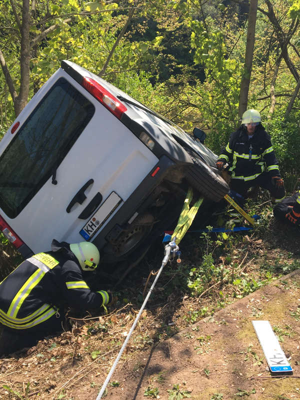 Die Feuerwehr sicherte den Transporter (Foto: Feuerwehr Bad Kreuznach)