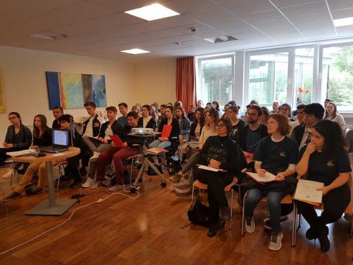 Delegationen aus Europa jeweils bestehend aus vier Schülerinnen und Schülern sowie zwei betreuenden Lehrkräften trafen sich in Kaiserslautern zum Austausch