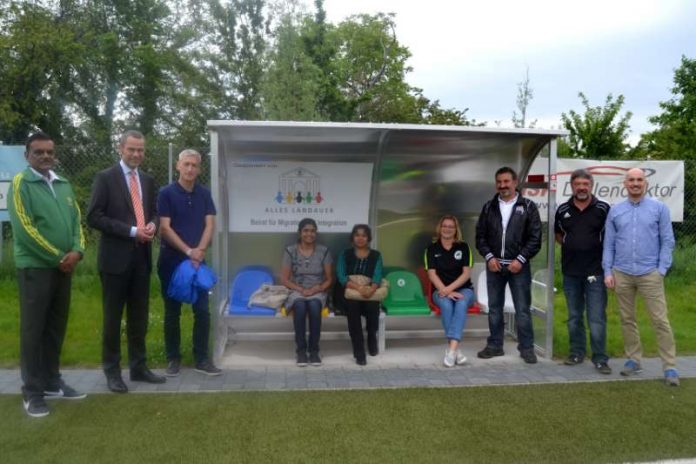 Bürgermeister Dr. Maximilian Ingenthron (2.v.l.), Stefan Pfirmann (r.), Leiter des Sachgebiets Sport beim städtischen Amt für Schulen, Kultur und Sport, und Vertreterinnen und Vertreter des Türkischen Sport Vereins (TSV) Landau, des SV Landau West, des FV Queichheim und des Beirats für Migration und Integration der Stadt Landau bei der symbolischen Übergabe der Ersatzspielerbank. (Foto: Stadt Landau in der Pfalz)