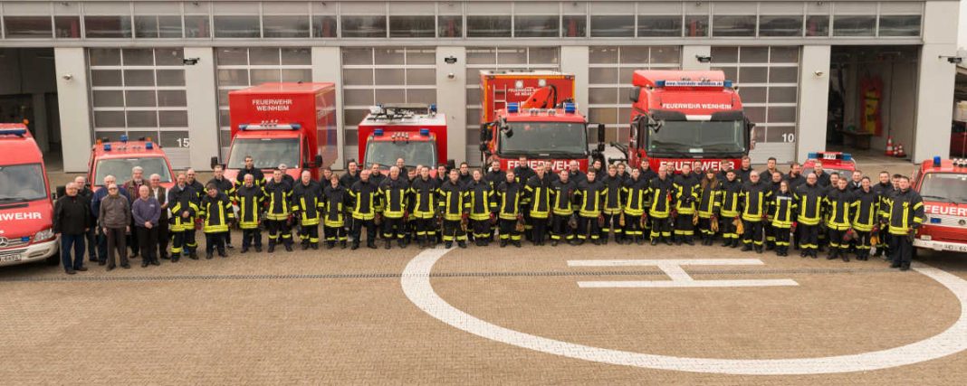 ie Mannschaft der Abteilung Stadt mit einem Teil des Fuhrparks des Feuerwehrzentrums (Foto: Helmut Hilpp)