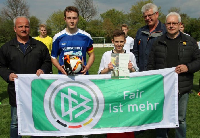 v.l. Markus Klein (Vorsitzender TSV Sonderriet), Christoph Geier (Kapitän Eintracht Walldürn), Manuel Stang, Georg Alter (Foto: Elmar Kellner / Fränkische Nachrichten)
