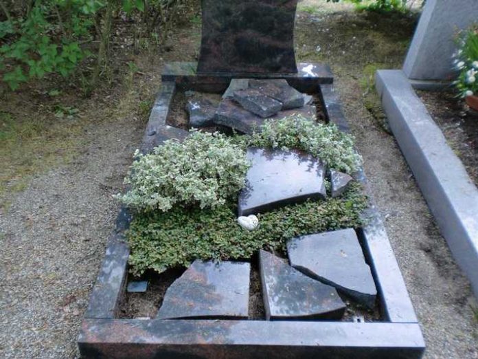 Die Grabplatte wurde komplett zerstört